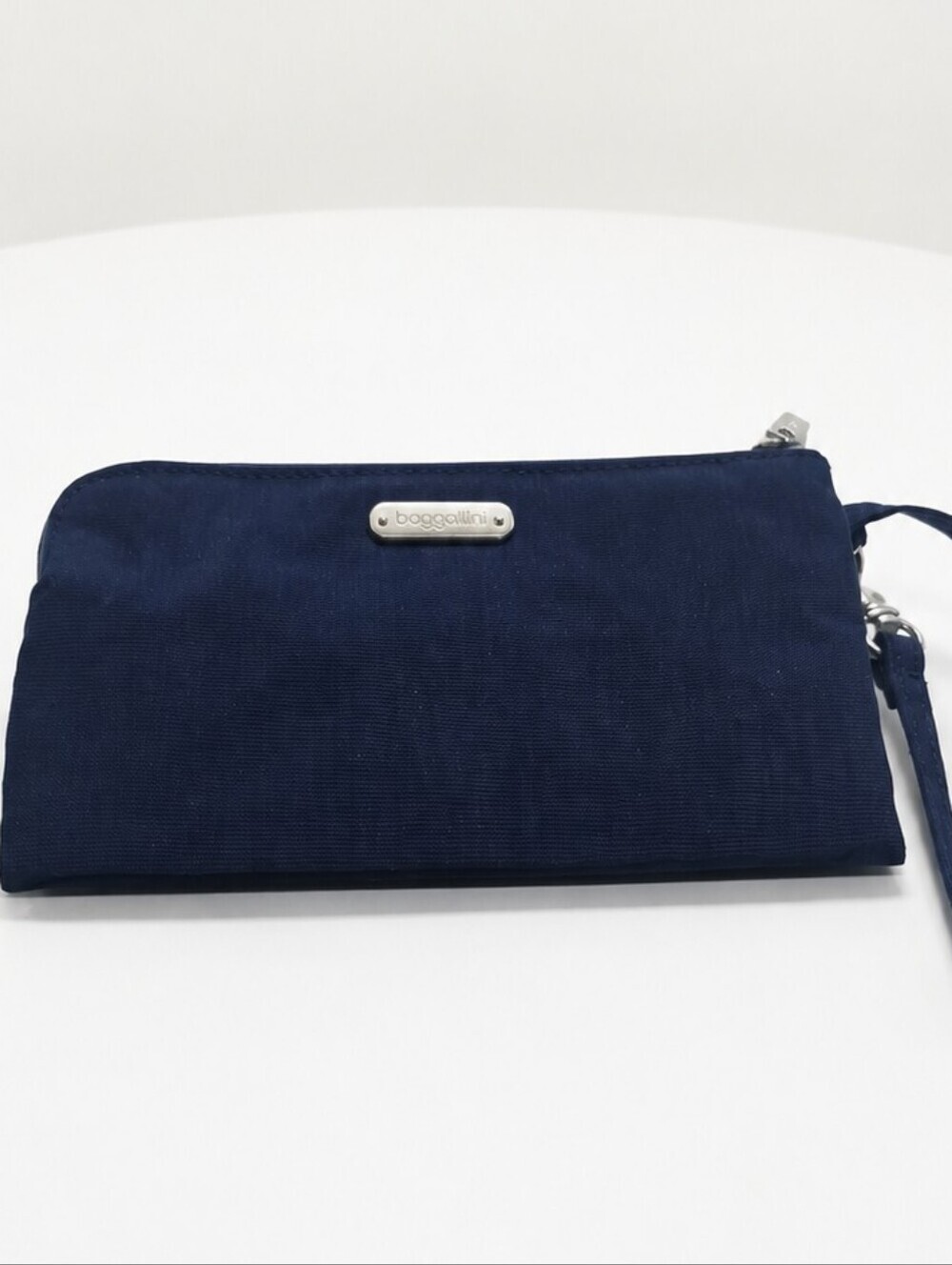 FALL BAG SALE 💥 BAGGALLINI Zip Wristlet with Silver Logo Plaque. RFDI Safe.